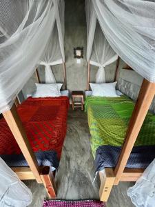 En eller flere senge i et værelse på Beachfront Flat - Terrace Garden - 30m to beach