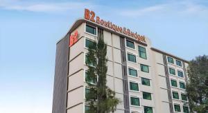 B2 Ubon Premier Hotel في Ban Nong Bua: مبنى مع علامة فوقه