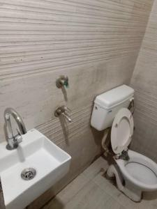 een badkamer met toilet en wastafel bij Omega guest houses in Amritsar