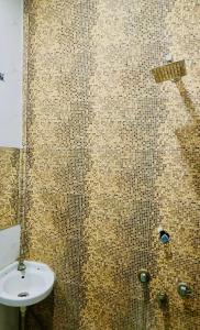 een badkamer met een douche, wastafel en toilet bij Omega guest houses in Amritsar