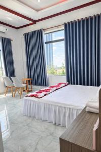 um quarto com uma cama e uma janela grande em Ngọc Nga Hotel em Phan Rang mais 21 fotografias