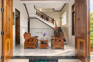 um corredor com mobiliário em madeira e uma escada em Ngọc Nga Hotel em Phan Rang