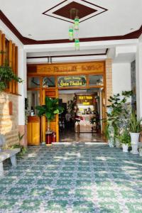 uma entrada para uma loja com um banco à frente em Ngọc Nga Hotel em Phan Rang