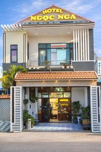 fachada de um hotel neococo necca em Ngọc Nga Hotel em Phan Rang