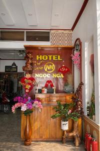 um saguão de hotel com uma placa indicando "hotel noco nea" em Ngọc Nga Hotel em Phan Rang