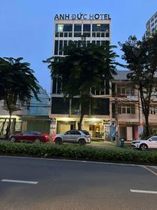 Khách sạn Anh Đức 1 في Ga Phú Văn: مبنى به سيارات متوقفة أمامه