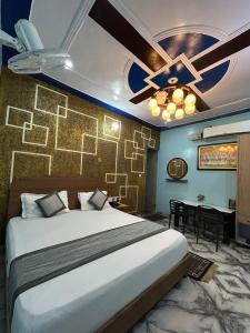 Un dormitorio con una cama y un ventilador de techo. en mshotel Loharu, en Lohāru