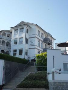 een wit gebouw met een bord waarop 'villa music' staat bij Ferienwohnung Sassnitz mit Meerblick in Sassnitz