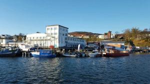 een groep boten is aangemeerd in een haven bij Ferienwohnung Sassnitz mit Meerblick in Sassnitz