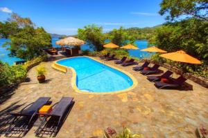 Бассейн в Bastianos Lembeh Dive Resort или поблизости