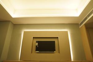 techo con TV en una habitación en Hotel P4 City Center Jabalpur, en Jabalpur