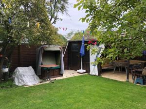 einen Garten mit einem Stuhl, einem Tisch und einem Zaun in der Unterkunft Ferienwohnung mit Garten in Wieck