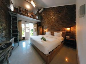 Giường trong phòng chung tại Habana Hotel