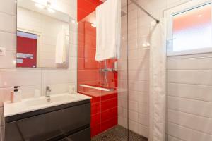 un baño con lavabo y ducha en Chambre - Joubarbe, en Aroue