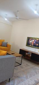 TV a/nebo společenská místnost v ubytování Havy Homes 2 Bedroom Apartment Bamburi