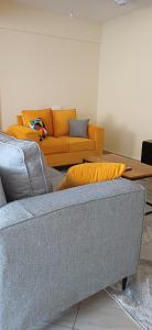 una sala de estar con un sofá y una mesa en Havy Homes 2 Bedroom Apartment Bamburi, en Bamburi