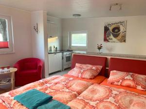 ein Schlafzimmer mit einem großen Bett und eine Küche in der Unterkunft Bungalow mit Terrasse in Graal-Müritz + 3 Fotos