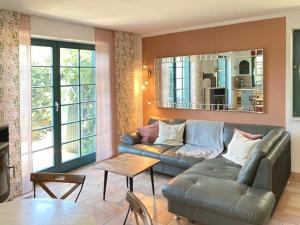 un soggiorno con un divano e uno specchio di Ferienhaus Prerow a Prerow