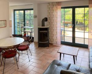 un soggiorno con tavolo e piano cottura di Ferienhaus Prerow a Prerow