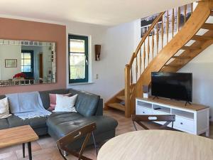 un soggiorno con divano e TV a schermo piatto di Ferienhaus Prerow a Prerow