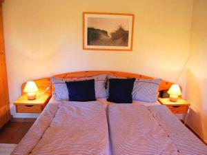 En eller flere senge i et værelse på Ferienhaus mit Garten am Bodstedter Bodden