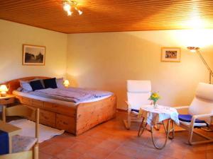 En eller flere senge i et værelse på Ferienhaus mit Garten am Bodstedter Bodden