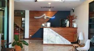 ナコンパノムにあるTHE S VILLAS HOTELの建物内のバーのあるロビー