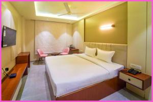 Una habitación de hotel con una cama, una mesa y sillas. en Rooftop Sea View & BALCONY ROOMS RR In Near JNear Jagannath Temple - Golden Beach- Swargadwar Beach - Bengali Market - Free Wi-fi and parking- Fully Air Conditioning Rooms - Best Hotel, en Puri