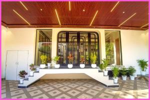 Un edificio con un montón de plantas en macetas. en Rooftop Sea View & BALCONY ROOMS RR In Near JNear Jagannath Temple - Golden Beach- Swargadwar Beach - Bengali Market - Free Wi-fi and parking- Fully Air Conditioning Rooms - Best Hotel, en Puri