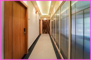 un pasillo en un edificio con un pasillo en Rooftop Sea View & BALCONY ROOMS RR In Near JNear Jagannath Temple - Golden Beach- Swargadwar Beach - Bengali Market - Free Wi-fi and parking- Fully Air Conditioning Rooms - Best Hotel, en Puri