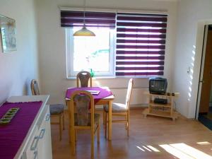 Un comedor con mesa y sillas y una ventana. en Ferienwohnungen Hohen Niendorf bei Kühlungsborn, en Hohen Niendorf 29 fotos más