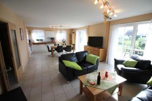 een woonkamer met twee banken en een tafel bij Ferienhaus Seeblick bei Dranske in Lancken +10 foto's