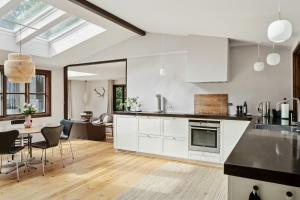 Kuchyň nebo kuchyňský kout v ubytování Architect Designed With Two Wings By Tisvilde Hegn