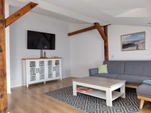 ein Wohnzimmer mit Sofa und Tisch in der Unterkunft Ferienwohnungen Ribnitz-Damgarten (FR) in Ribnitz-Damgarten