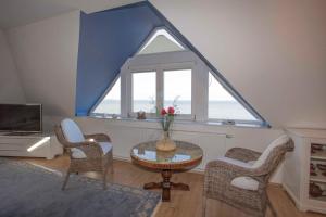 Khu vực ghế ngồi tại Ferienwohnung Wiek - Haus Meeresblick