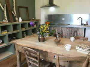 Η κουζίνα ή μικρή κουζίνα στο The Grange In Cantal