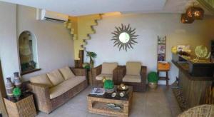 sala de estar con sofá y escalera en Hotel Joselina, en Tuguegarao