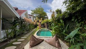 Hồ bơi trong/gần Habana Hotel