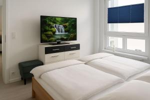 Μια τηλεόραση ή/και κέντρο ψυχαγωγίας στο Apartment Warnemünde 15