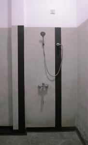 eine Badezimmerkabine mit einer Toilette in einer Wand in der Unterkunft K siri Holiday Home in Balapitiya + 24 Fotos