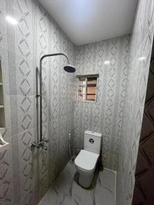 Phòng tắm tại Cee&Tee ABK BG 2 BRM flat 247 SOLAR Powered AC +11 ảnh