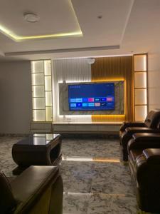 TV/trung tâm giải trí tại Cee&Tee ABK BG 2 BRM flat 247 SOLAR Powered AC
