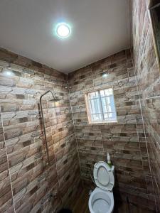 Phòng tắm tại Cee&Tee ABK BG 2 BRM flat 247 SOLAR Powered AC