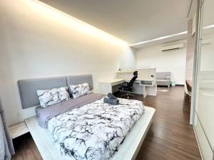 Un dormitorio con una cama y un escritorio. en Silksky - Modern Design, Awesome City View, Free Parking, Free Netflix account, 200mbps WIFI, Privacy,, en Serdang
