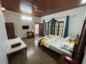 Giường trong phòng chung tại Manuvan Estate Stay