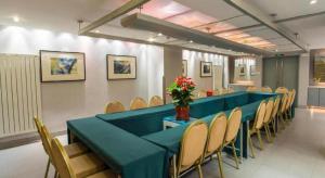 a conference room with a long table and chairs at Jinjiang Inn Tianjin Station Jinwan Square in Tianjin