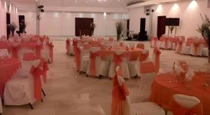 un gran salón de banquetes con mesas y sillas rojas y blancas en Celuisma Playa Dorada All Inclusive, en Sampiño 186 fotos más