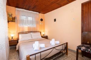 En eller flere senge i et værelse på Pylos Sunset Retreat with Panoramic Sea Views