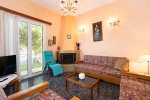 Et tv og/eller underholdning på Pylos Sunset Retreat with Panoramic Sea Views