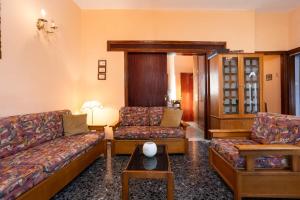 Et opholdsområde på Pylos Sunset Retreat with Panoramic Sea Views + 20 billeder